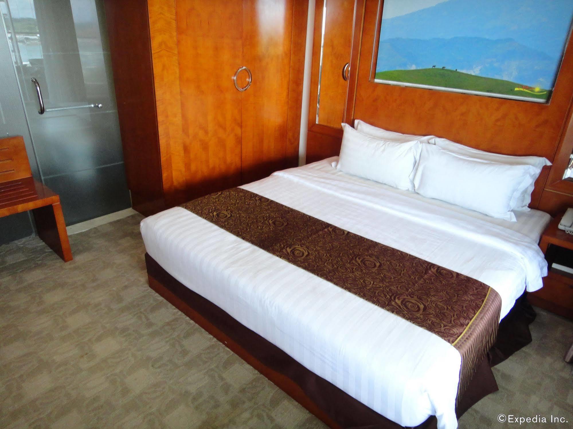 โรงแรมซันไลท์เกส Puerto Princesa ภายนอก รูปภาพ